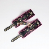 Черные кожаные наручники с розовой строчкой - Crazy Handmade - купить с доставкой в Первоуральске Черные кожаные наручники с розовой строчкой - Crazy Handmade - купить с доставкой в Первоуральске